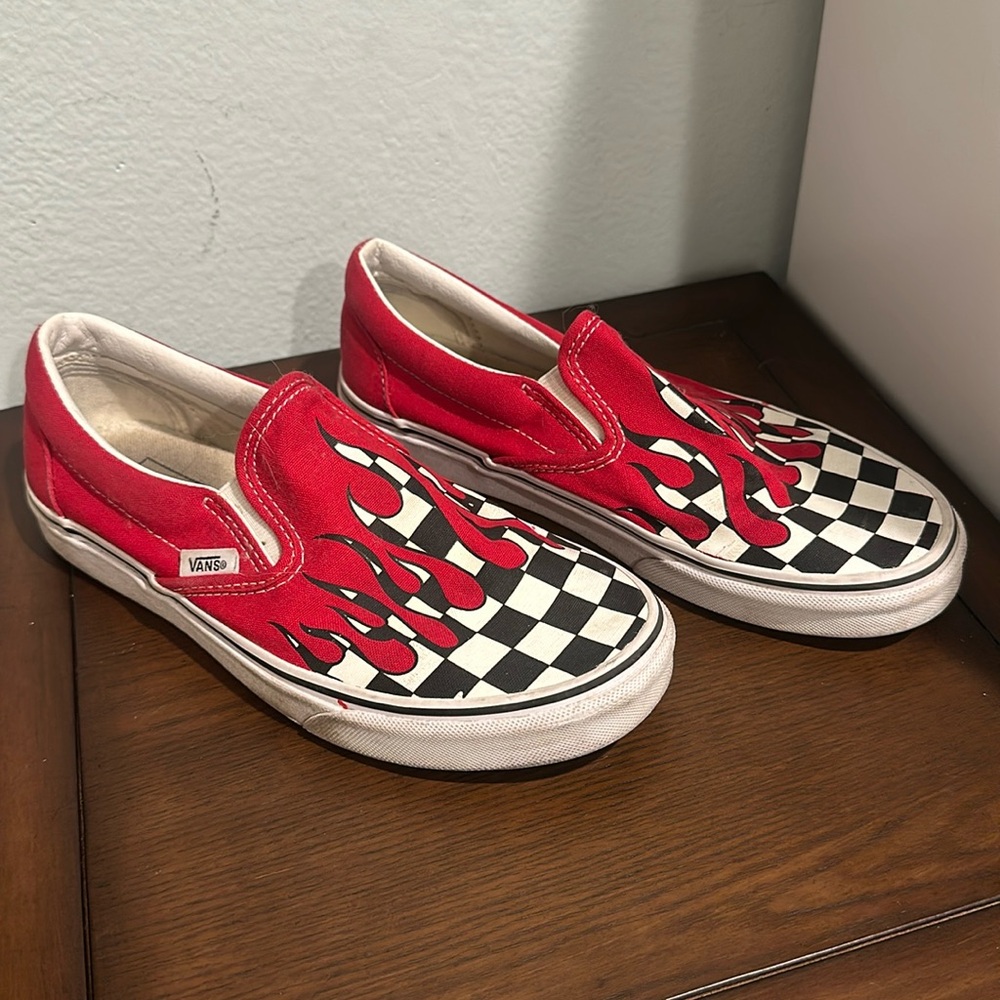 Women’s size 7.5 or men’s 6 vans. Great condition barely used.